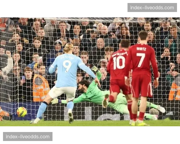 特写：图卢兹门将雷斯特扑出关键点球，随后大脚策动反击进球