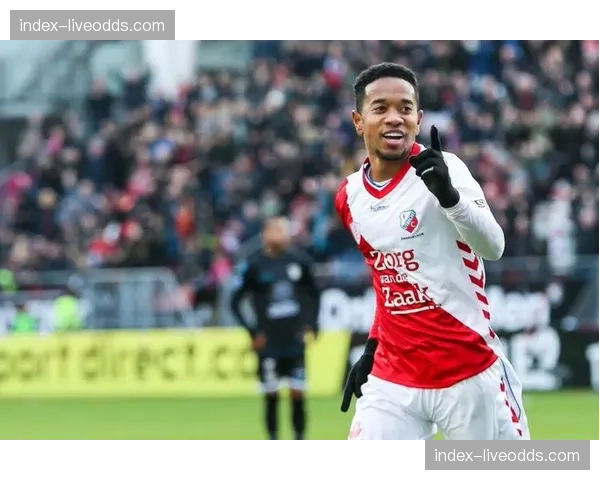 莱切主场球迷高举标语支持球队，加布里埃尔热身准备